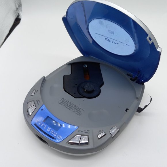 GPX C3880 portable compact disc player and radio - Picture 2 of 7